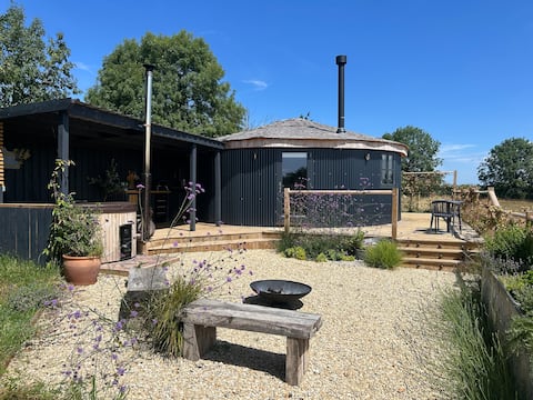 Luxury Roundhouse with log fired hot tub