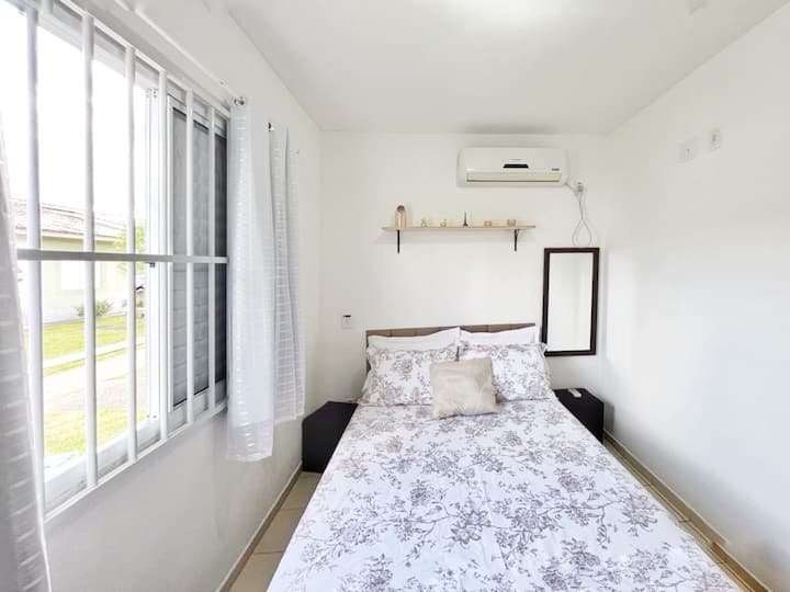 Dhomë gjumi e kompletuar dopio, me ajër të kondicionuar. 