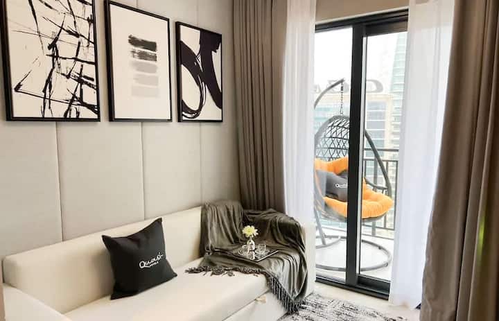 Tento elegantný apartmán v Dubaji v Business Bay kombinuje moderný dizajn s pohodlím pre jednoduchý a oddychový pobyt. Je to pokojné útočisko v centre mesta v blízkosti DIFC.