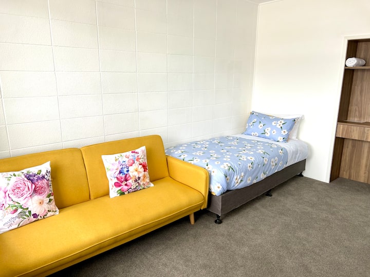 Upstairs One Bedroom Unit - Rotorua