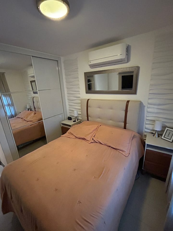 ห้องนอนใหญ่พร้อมเตียงคู่ 