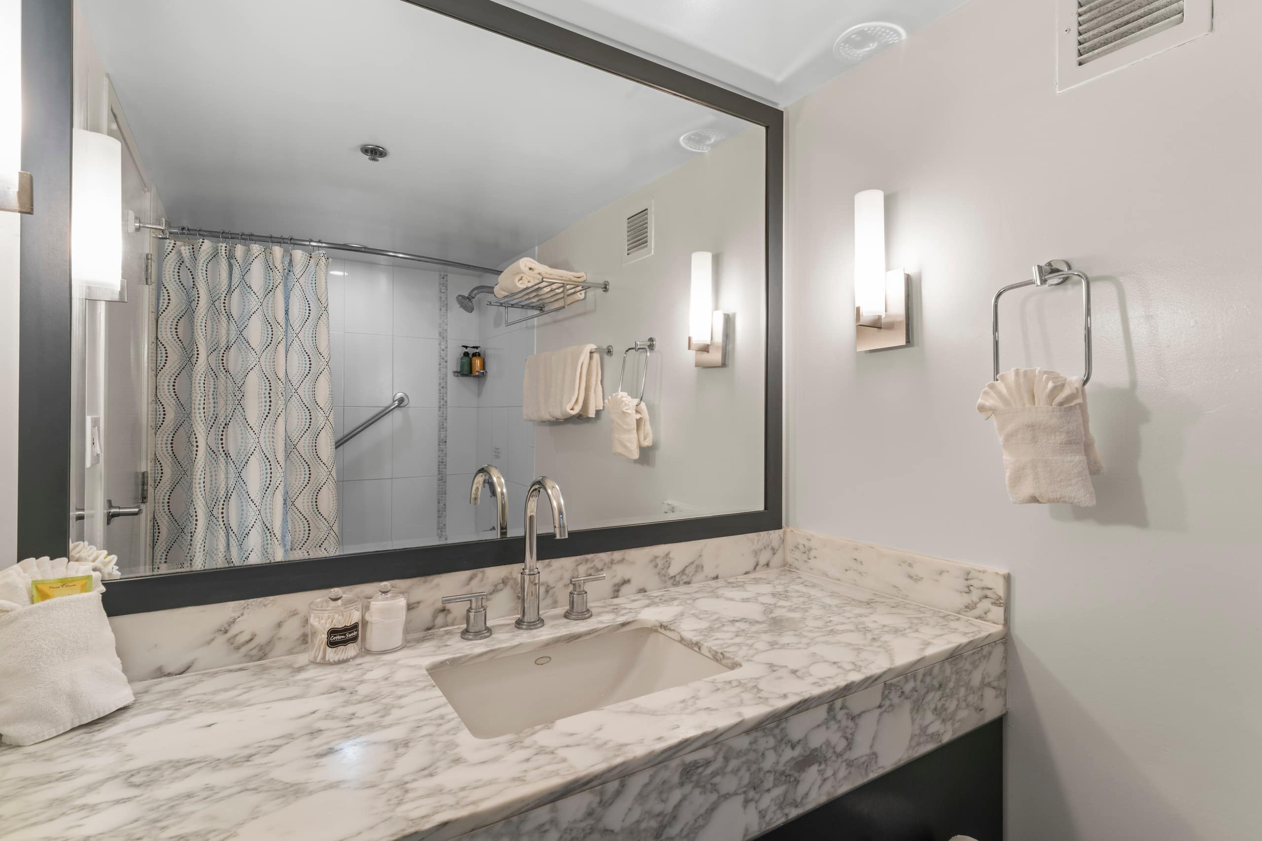 Condo in Honolulu · ★4.85 · Studio · 1 bed · 1 private bath - Image 13