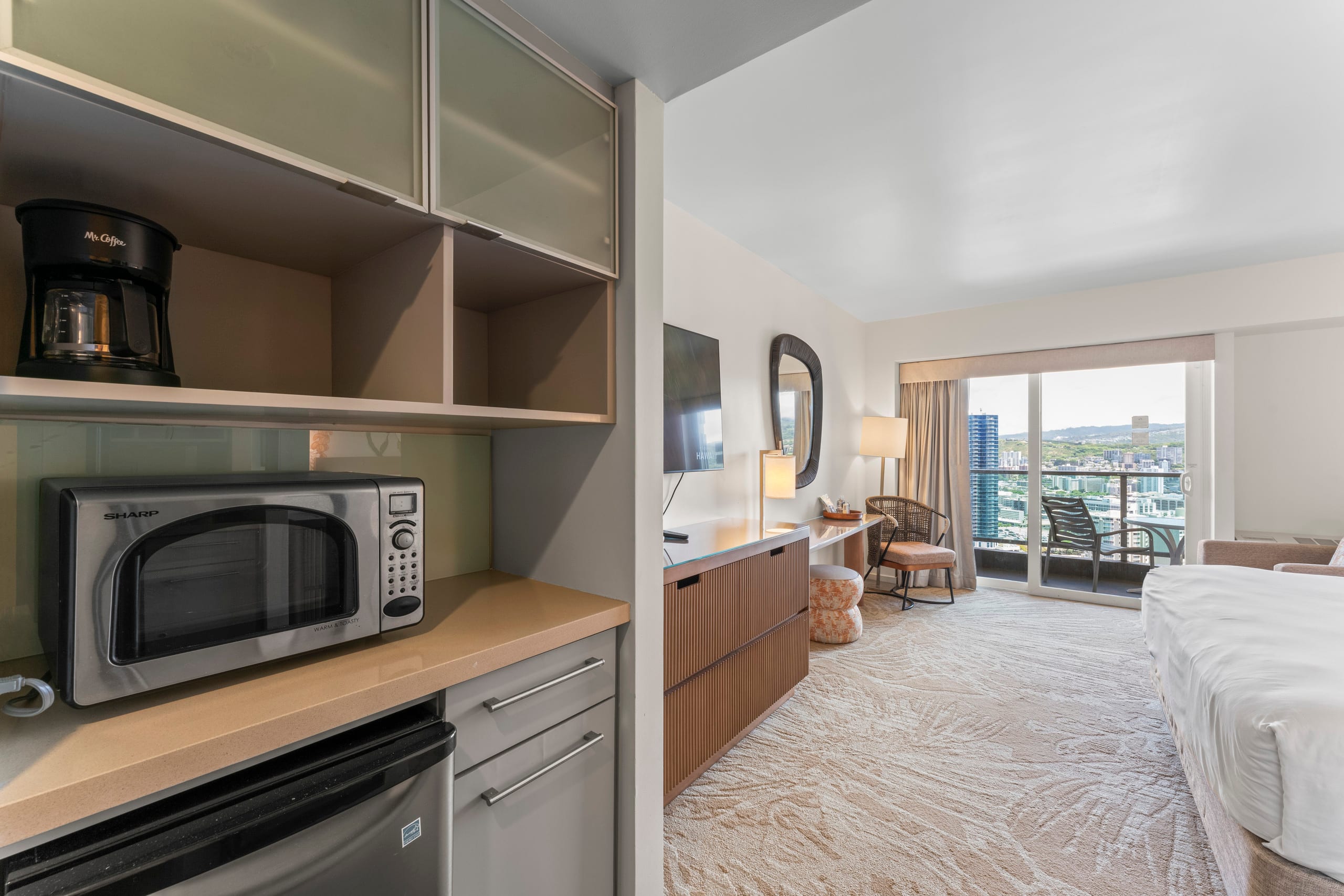 Condo in Honolulu · ★4.85 · Studio · 1 bed · 1 private bath - Image 10
