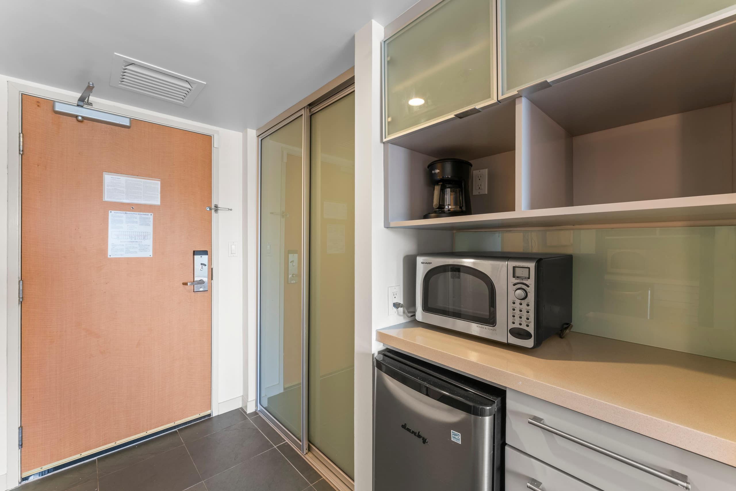 Condo in Honolulu · ★4.85 · Studio · 1 bed · 1 private bath - Image 9