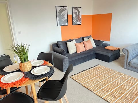 2 Bed in Leeds City Centre with Parking | Sleeps 6