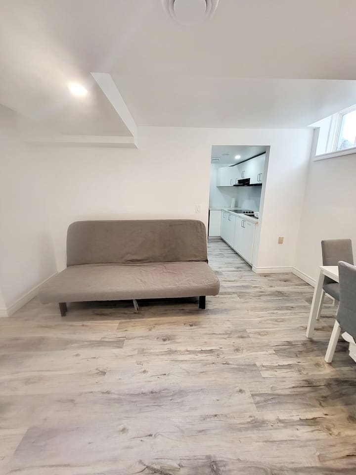 30% Off 31+ Days, Private Entry Studio Bsmt Apt - Milton, Canadá