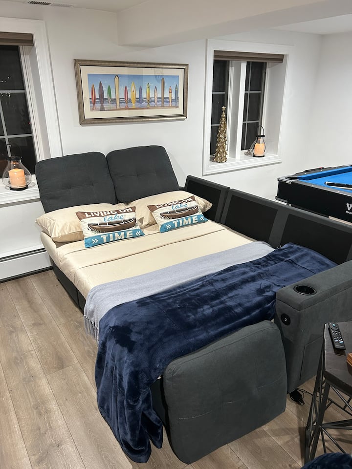 Divan-krevat mund të shndërrohet në krevat dopio "queen". Linjat ruhen brenda divanit