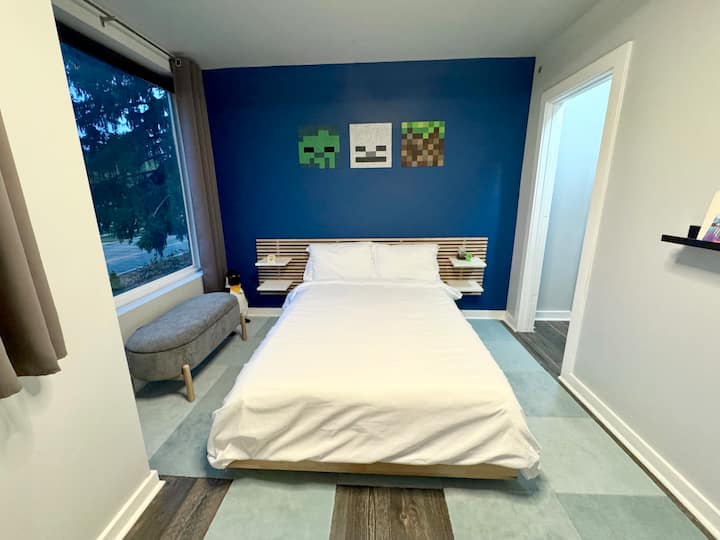 Lit double. La chambre est située à l'avant de la maison. La fenêtre de 6x6 pieds donne sur Rochester Rd 
matelas en mousse à mémoire de forme