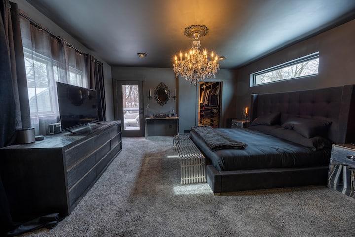 Lit king size, les tiroirs du haut sont pour les invités. Meubles de qualité supérieure de Restoration Hardware.