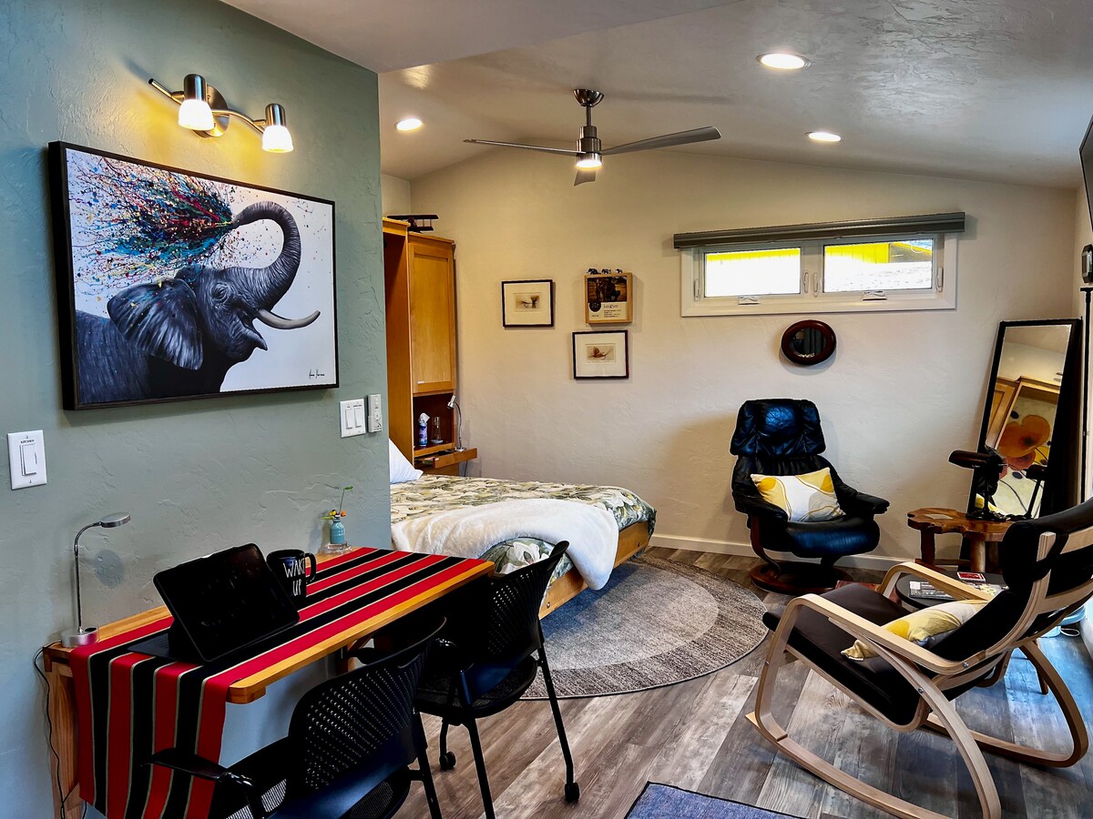 אפשר לאכול ארוחה או להתעדכן באימיילים עם רשת ה-Wi-Fi המהירה במיוחד שלנו.
