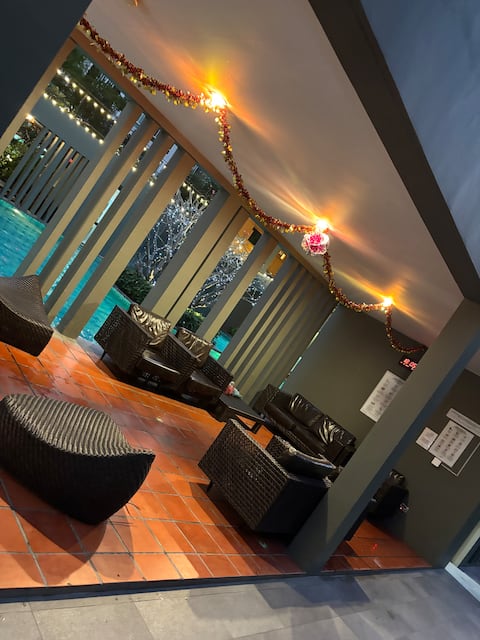 Monthly rental discount. 1 min walk to the biggest mall in Chiang Mai. Near 711. Huge swimming pool.