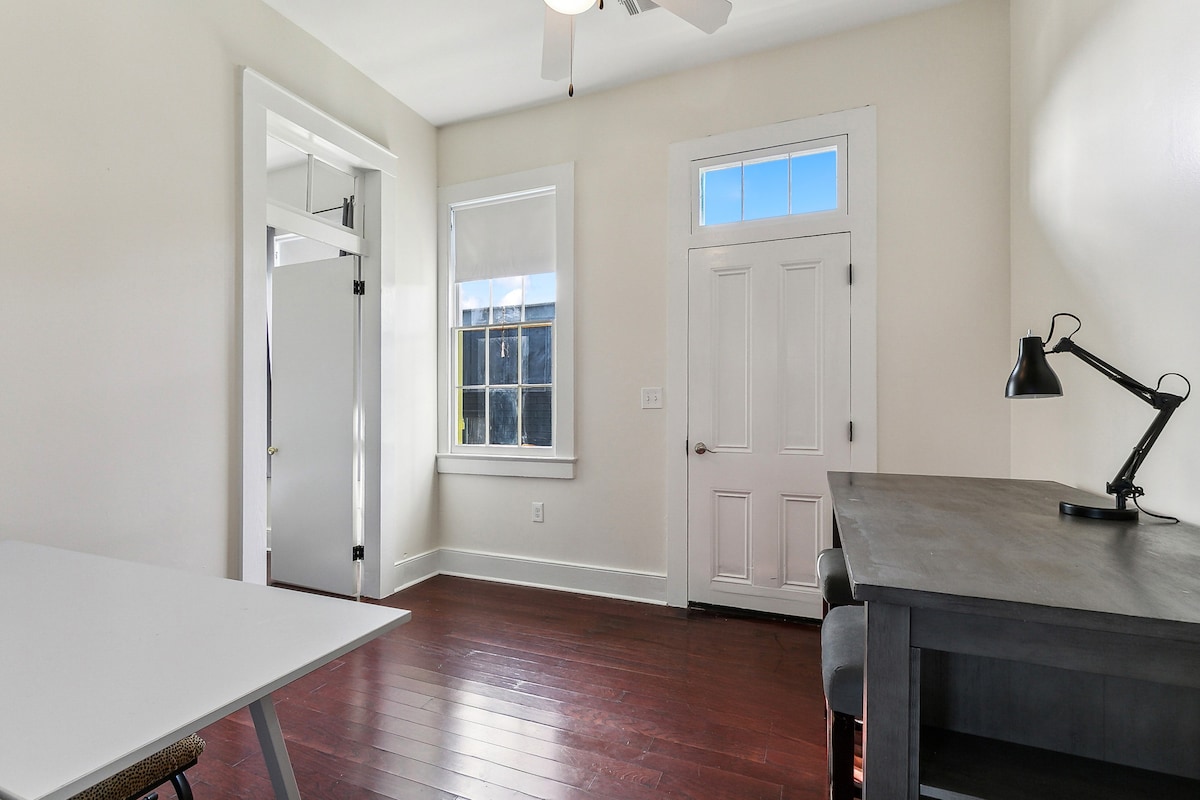 Kjo është një zyrë që mund të jetë një dhomë gjumi e tretë, mund të ofrohet një dyshek me ajër. 