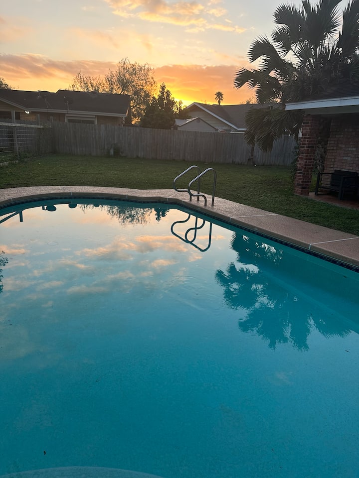 Large House With Pool - La Paloma, TX