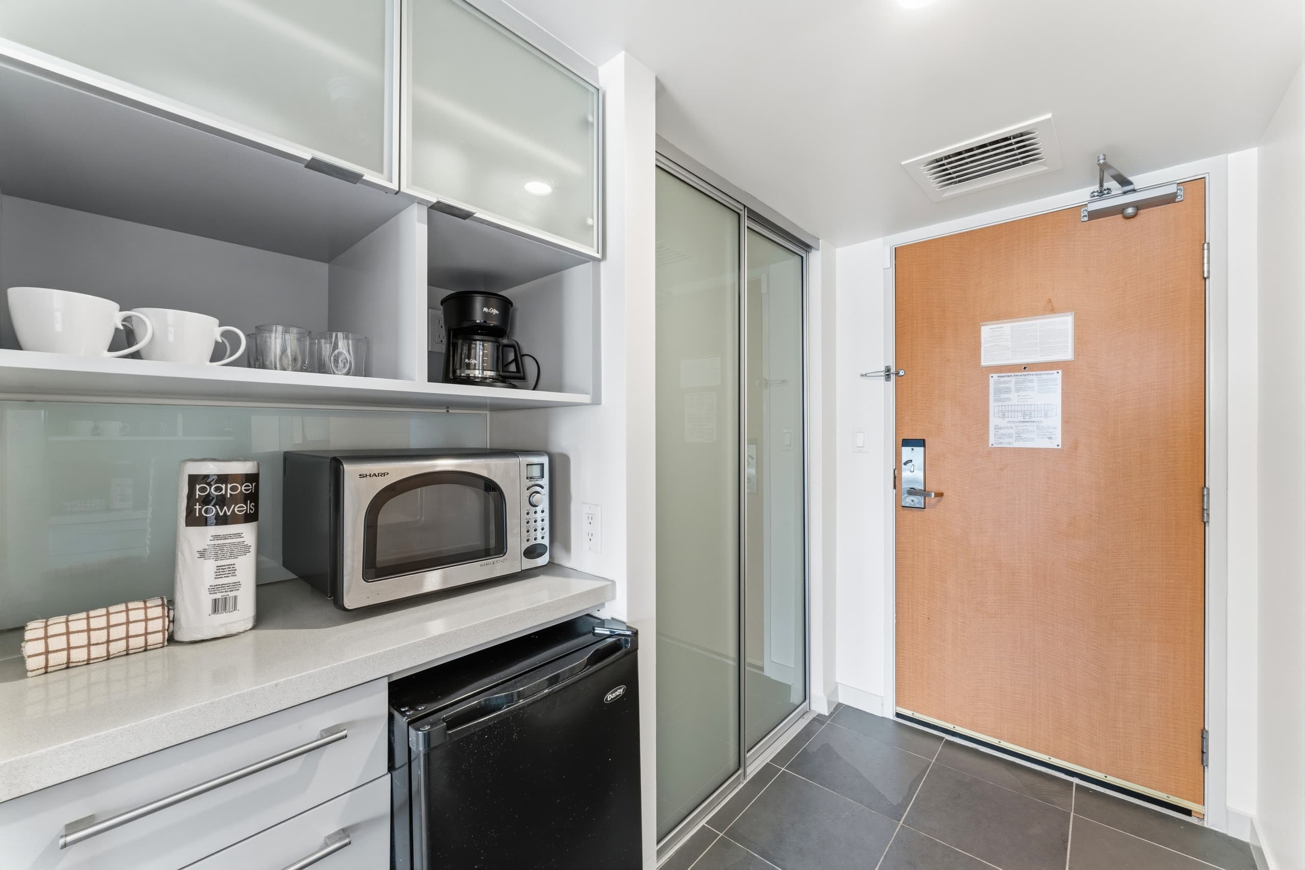 Condo in Honolulu · ★4.94 · Studio · 2 beds · 1 private bath - Image 11