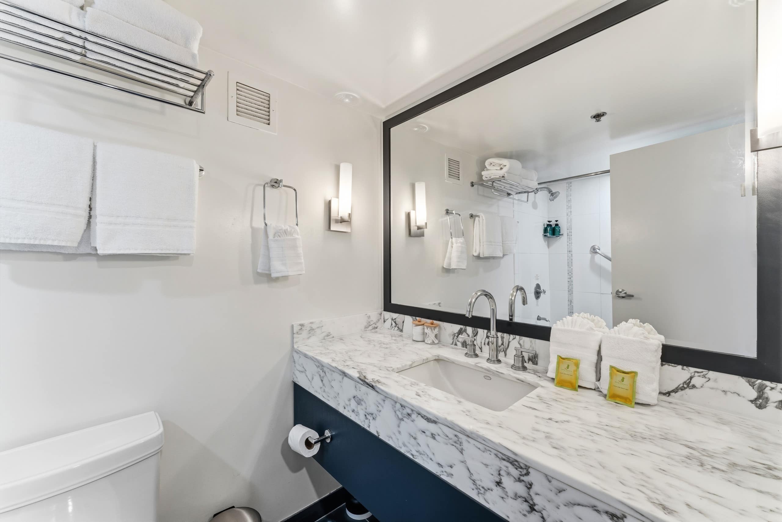 Condo in Honolulu · ★4.94 · Studio · 2 beds · 1 private bath - Image 6