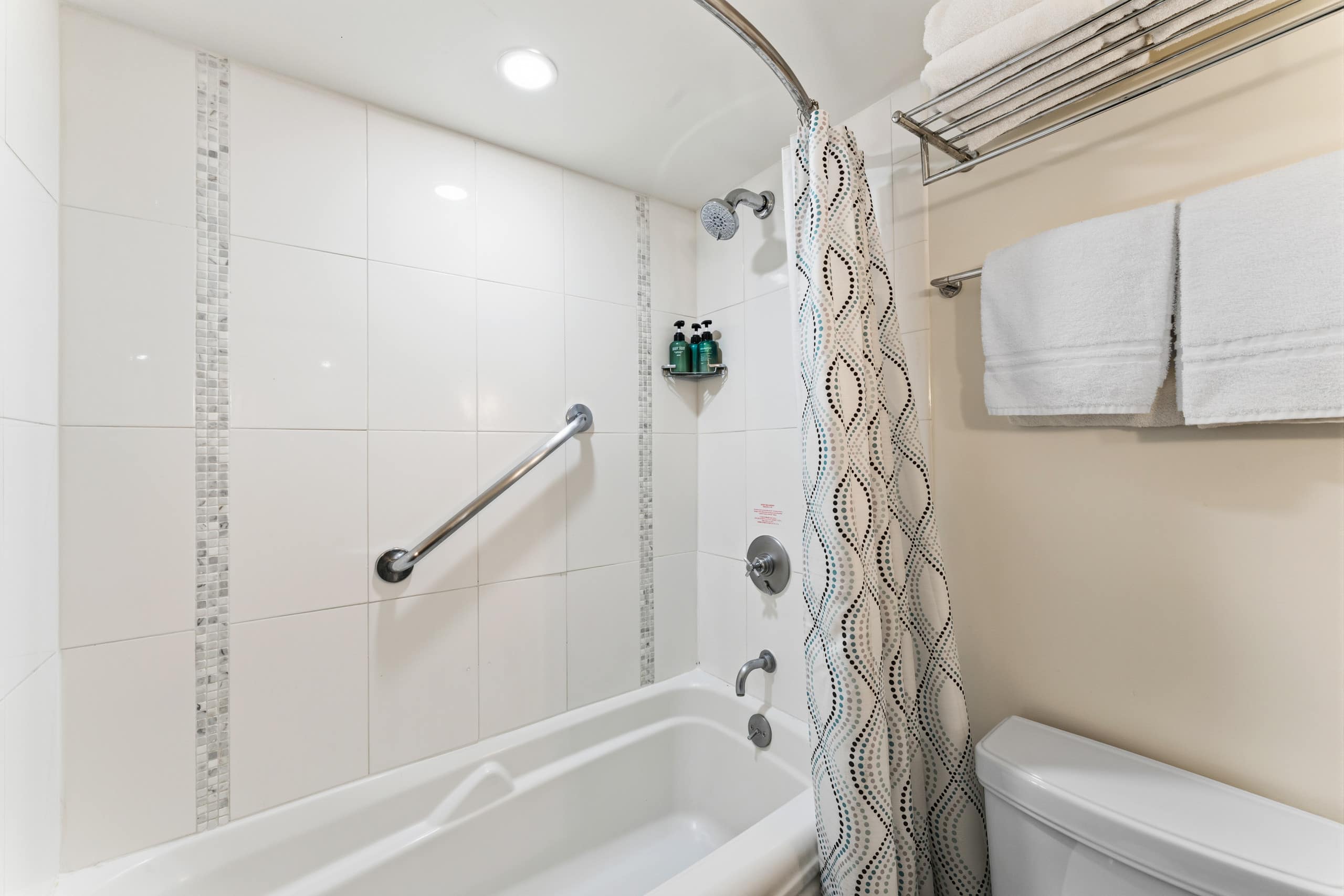 Condo in Honolulu · ★4.94 · Studio · 2 beds · 1 private bath - Image 7