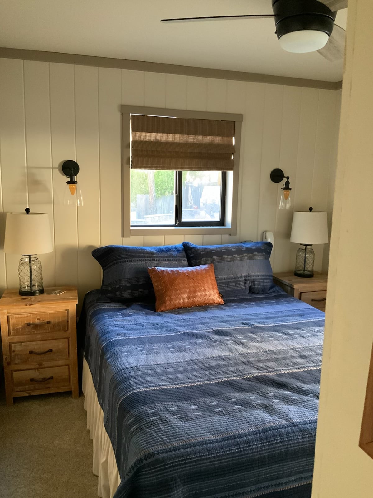 חדר שינה בקומה הראשית עם מיטת קווין סייז 