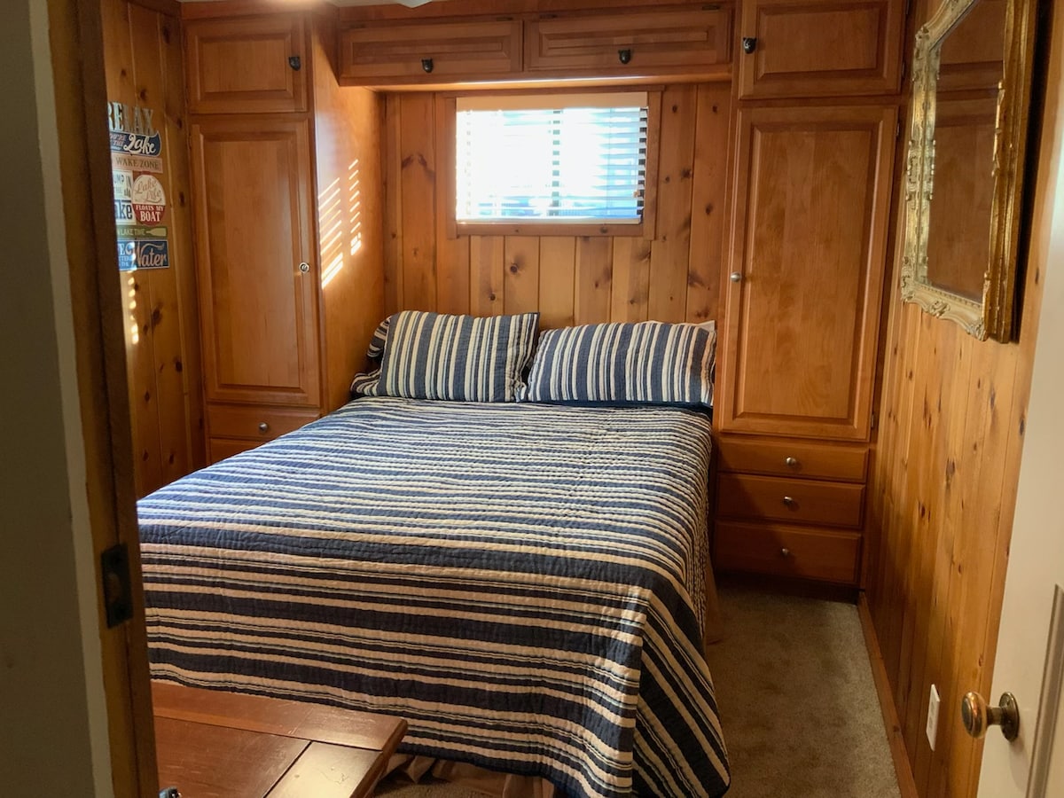 בית בקומה הראשית עם חדר שינה קווין. 