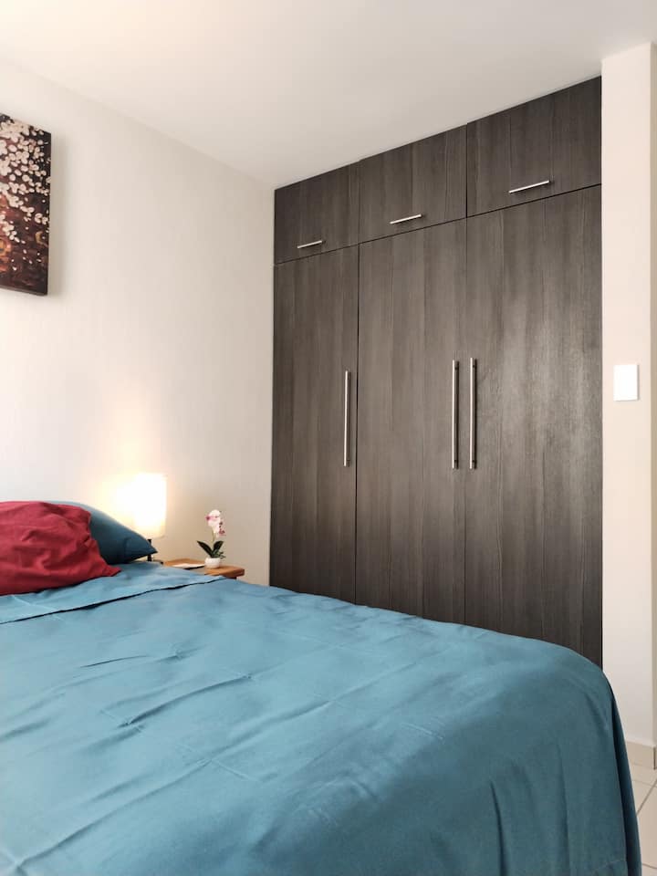 Complete kast vervaardigd in melamine in 3 slaapkamers, inclusief kledinghaken