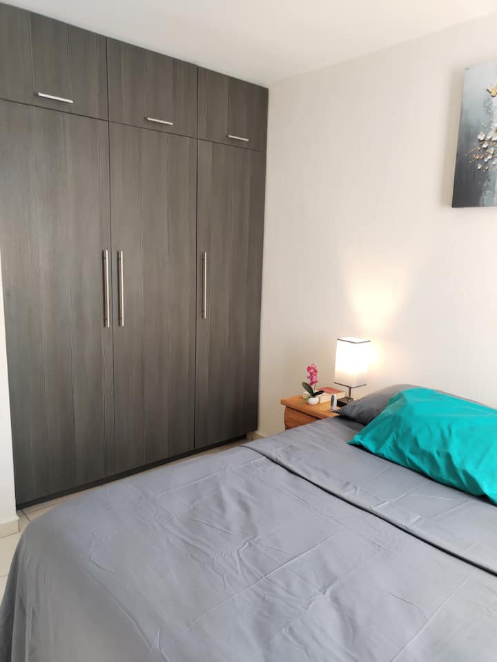 Closet completos fabricados en melamina in 3 slaapkamers, inclusief kledinghangers. 