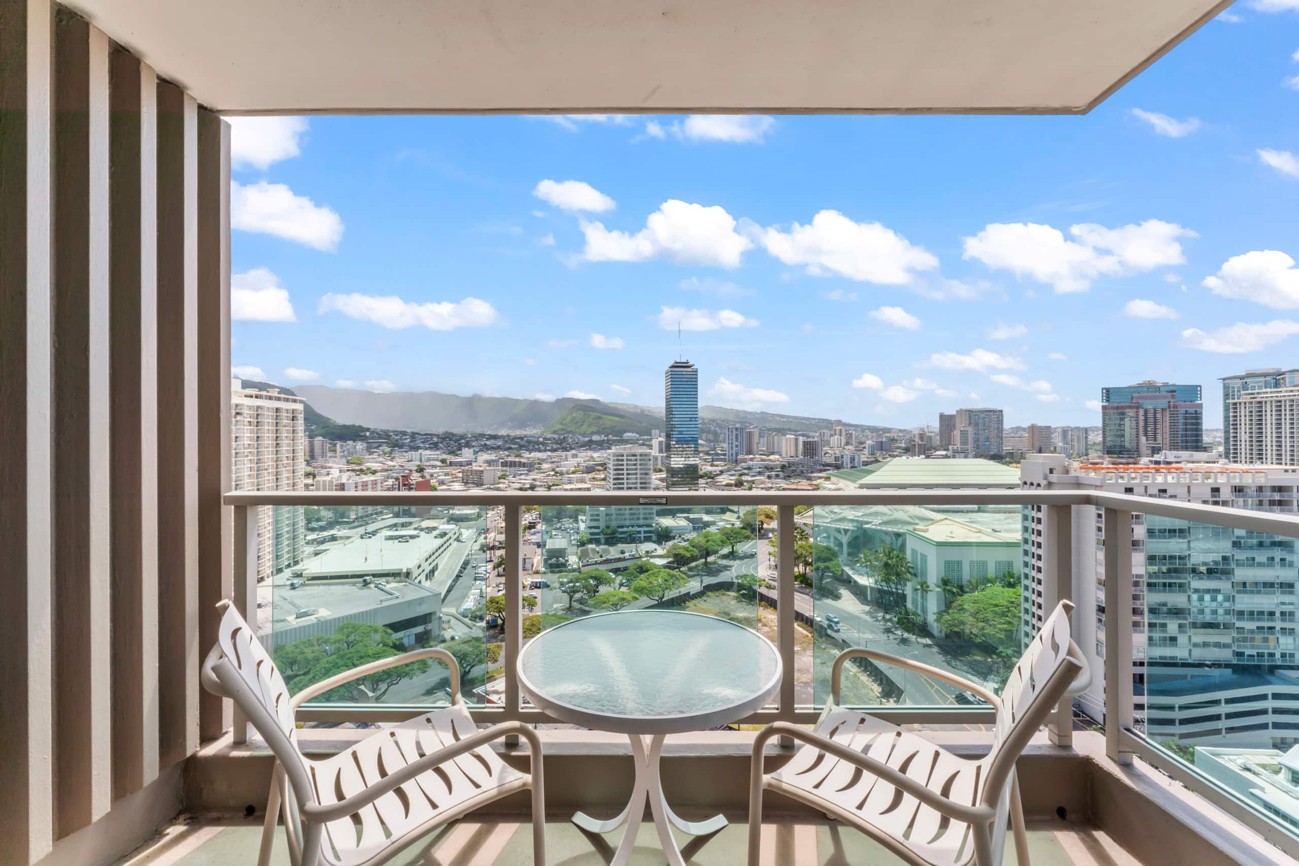 Condo in Honolulu · ★4.77 · 1 bedroom · 2 beds · 1 private bath - Image 14