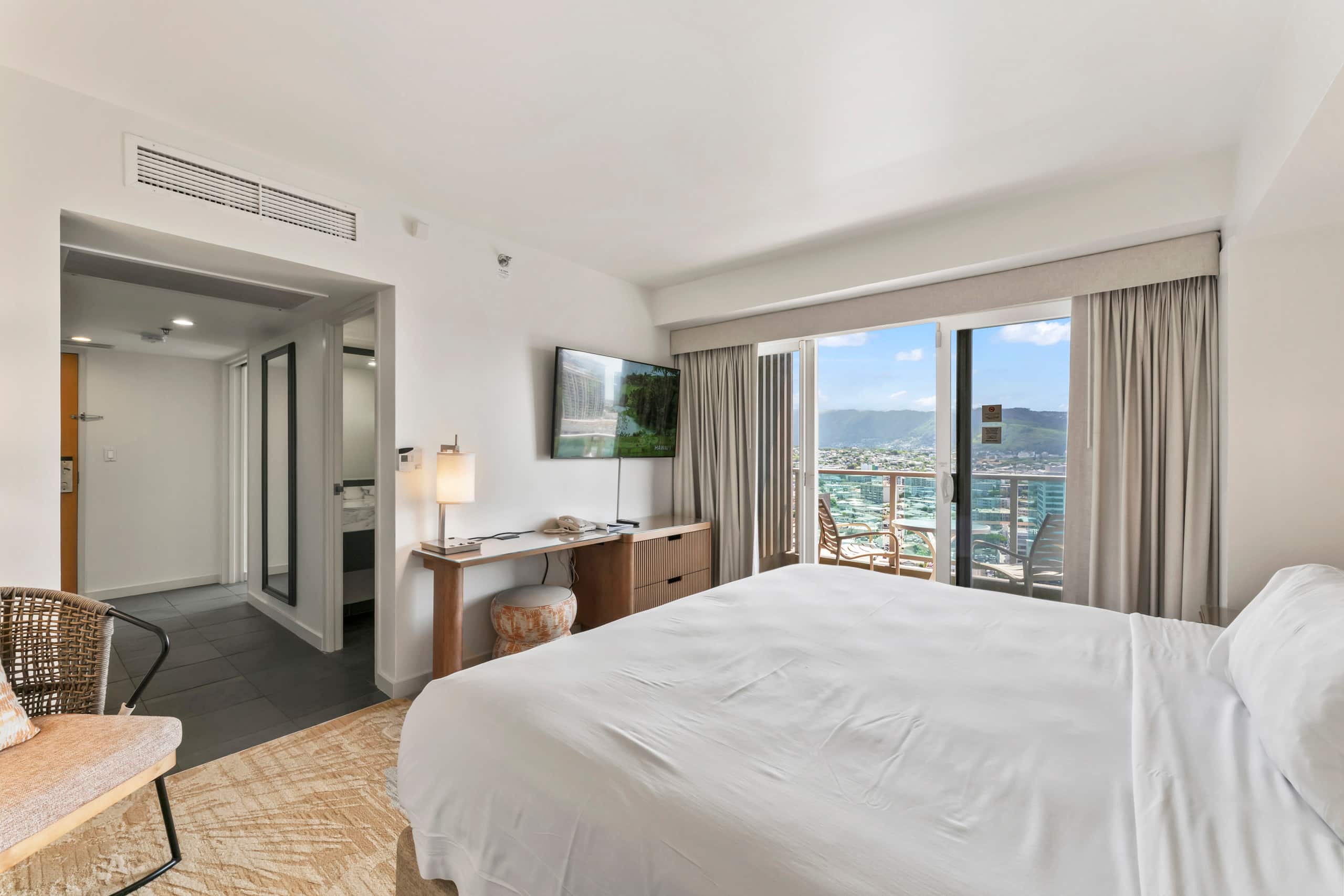 Condo in Honolulu · ★4.77 · 1 bedroom · 2 beds · 1 private bath - Image 8