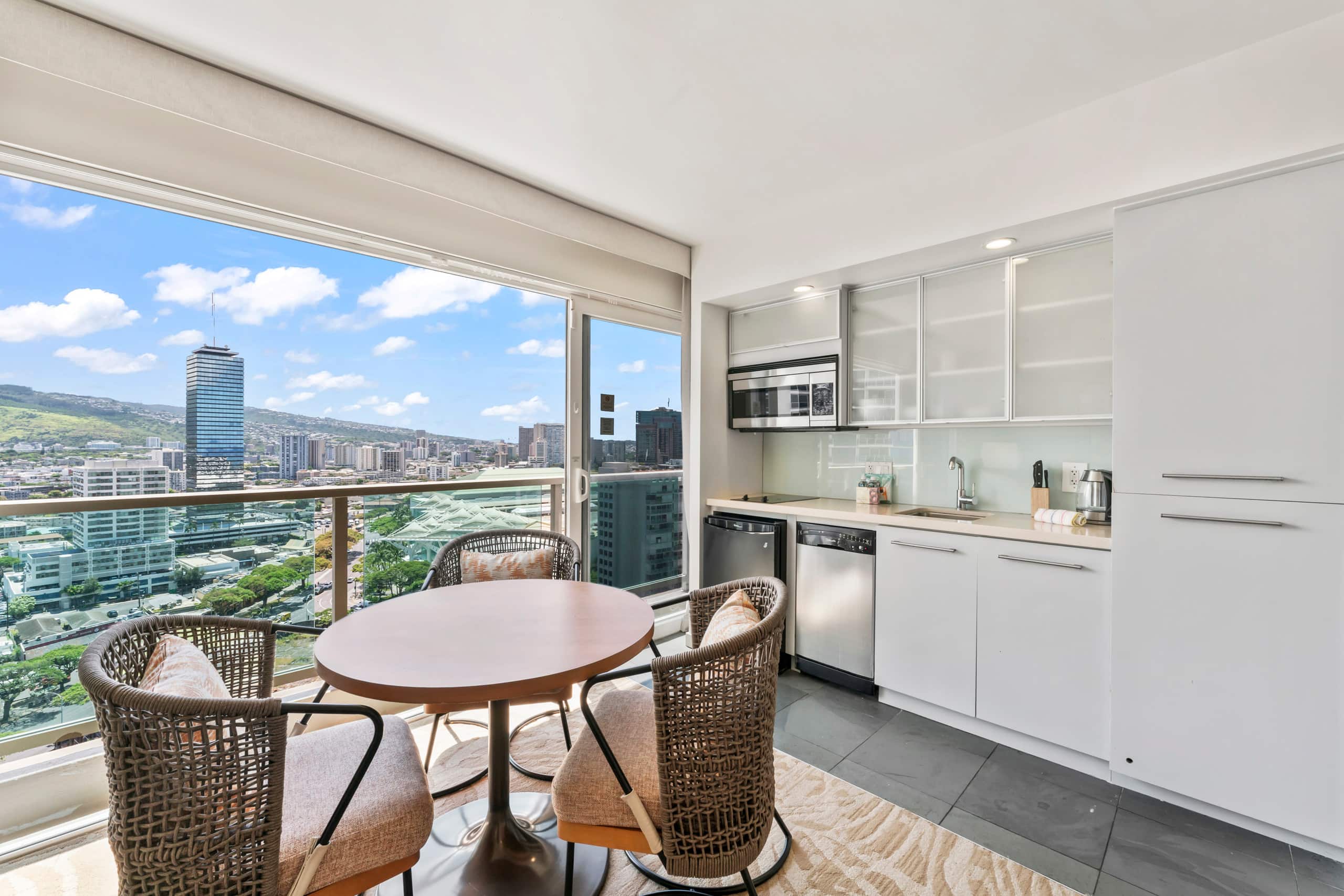 Condo in Honolulu · ★4.77 · 1 bedroom · 2 beds · 1 private bath - Image 6