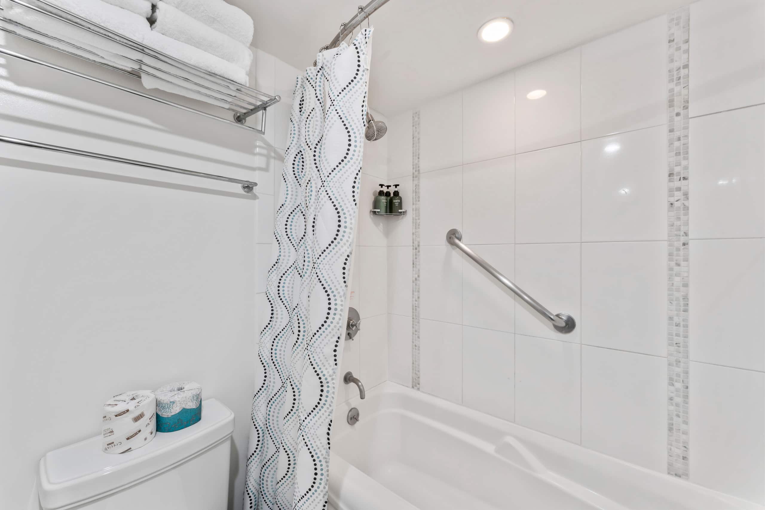 Condo in Honolulu · ★4.77 · 1 bedroom · 2 beds · 1 private bath - Image 12