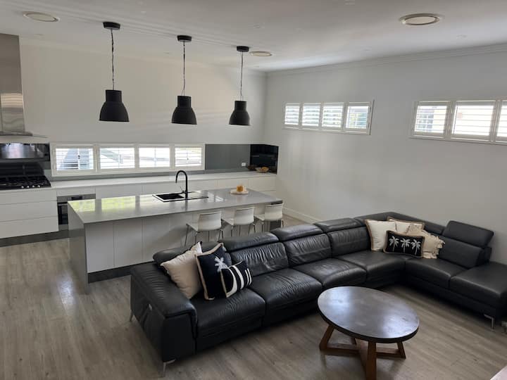 Home In West Wollongong - Wollongong