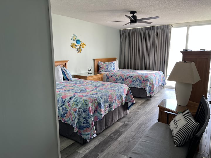 Vitanda viwili vya Queen vyenye mwonekano wa ufukwe wenye mchanga mweupe zaidi ️ 