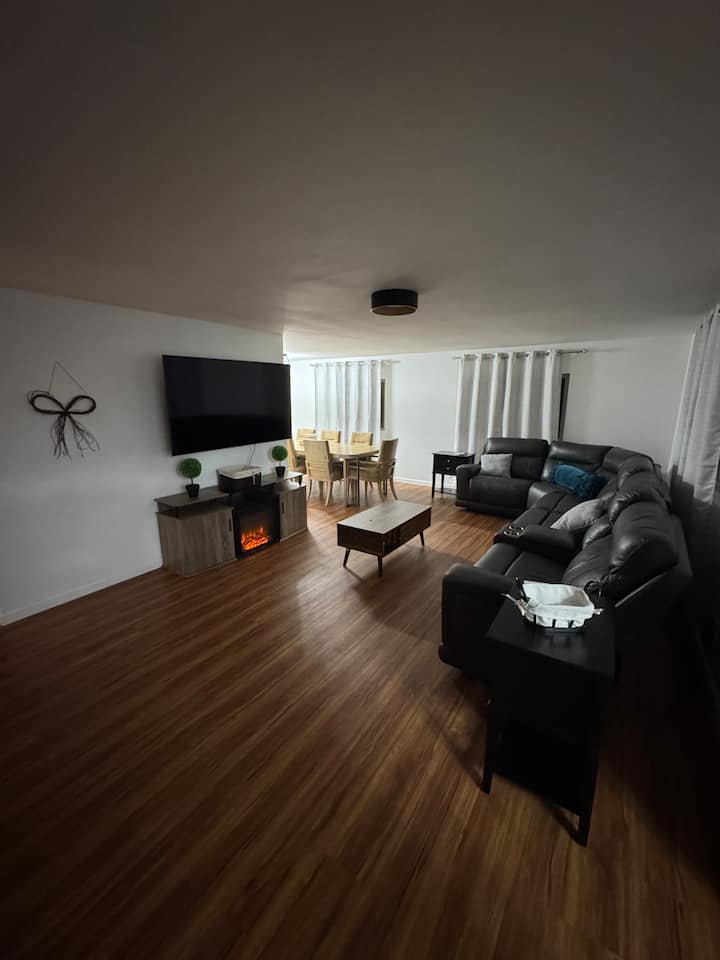 Il soggiorno ha un riscaldatore elettrico per renderlo accogliente e confortevole per le serate di film e giochi 