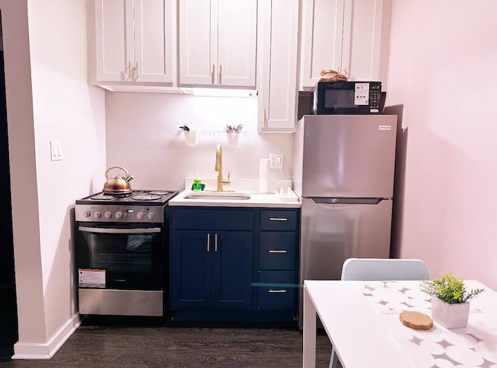 Cozy Studio Near Loyola & Lake - Accepting 1 Night - Chicago, IL