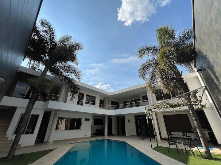Casa Con Piscina Privada En El Oeste De Cali - Cali