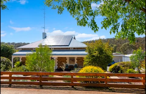 Clare Cottage with King Suites