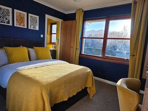 Double Ensuite Bedroom with Mountain View