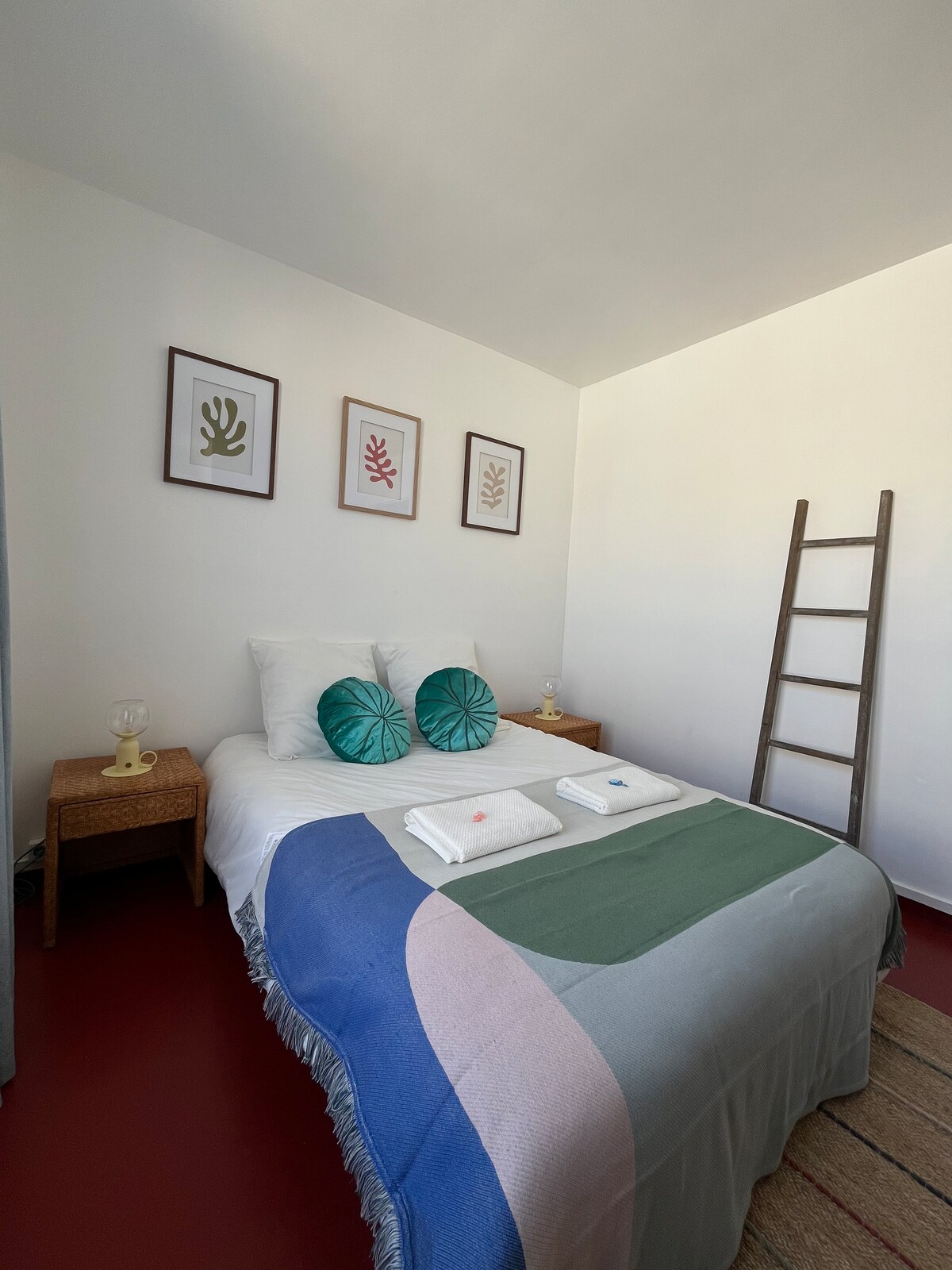 Cama doble de 140 x 190 con colchón viscoelástico para noches cómodas