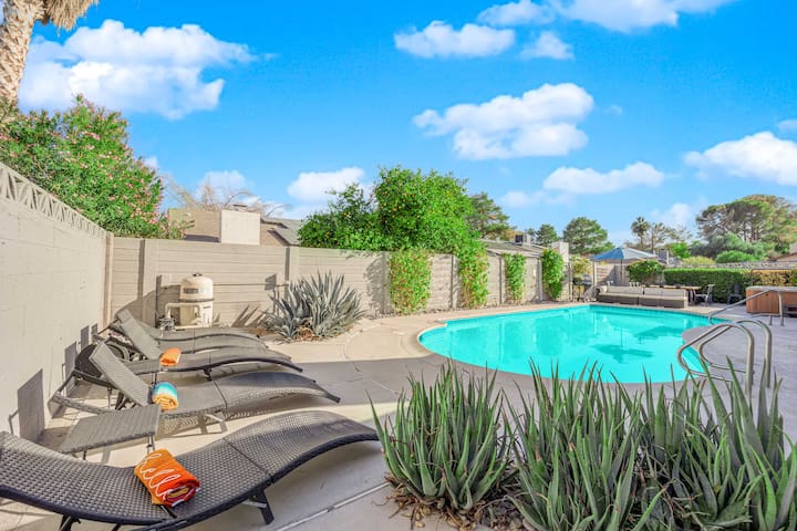 Midterm furnished pool home near strip/airport