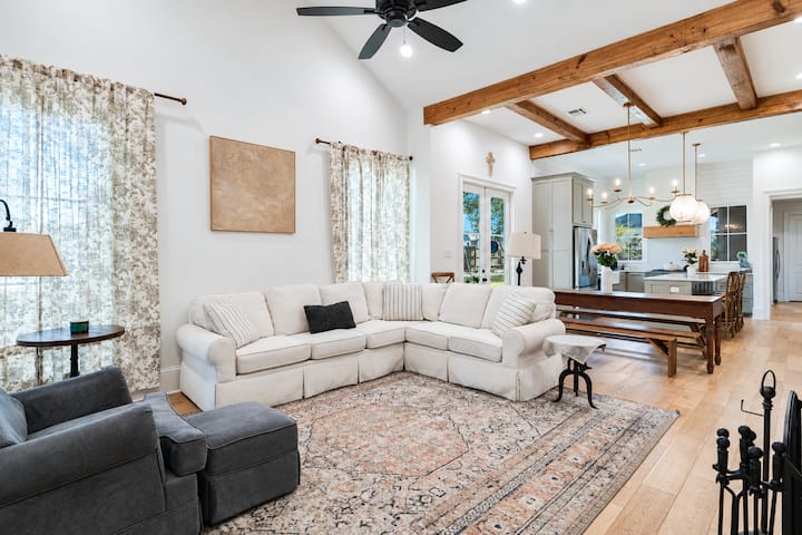 Cajun Country Retreat-2 KINGS-Garage-Arcade-Patio