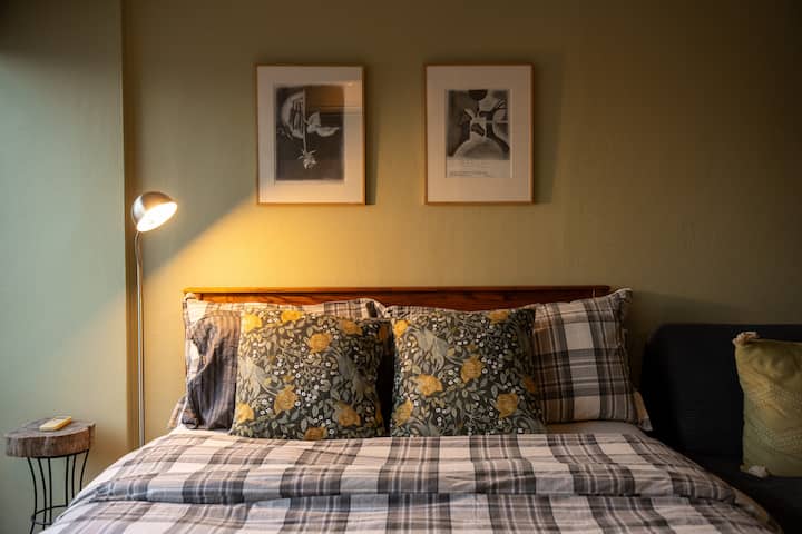 Relájate en una cama acogedora adornada con sábanas finas y detalles rústicos. La iluminación suave y la decoración de buen gusto crean un ambiente cálido y acogedor, perfecto para relajarse en este tranquilo refugio.