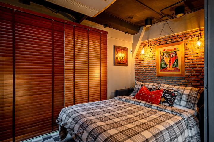 Relájate en una cama acogedora adornada con sábanas finas y detalles rústicos. La iluminación suave y la decoración de buen gusto crean un ambiente cálido y acogedor, perfecto para relajarse en este tranquilo refugio.