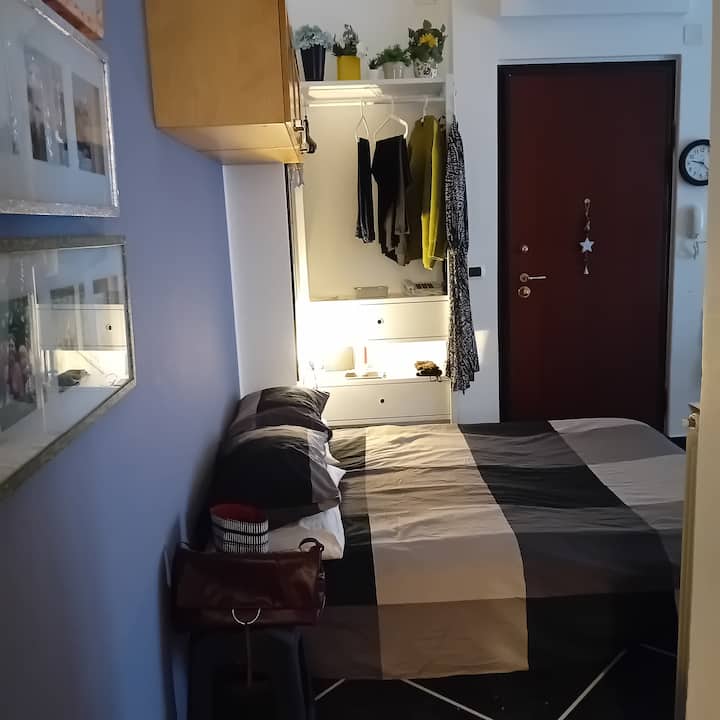 双人沙发床、带抽屉的开放式衣柜、床头柜、夜灯、电视 