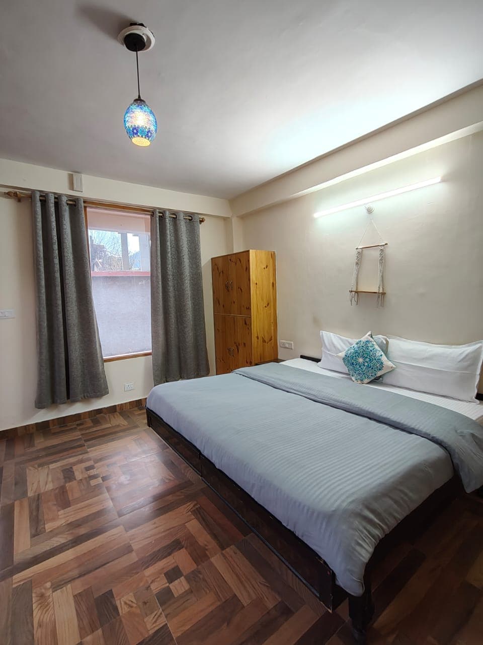 ห้องพักที่ได้รับแรงบันดาลใจจากธรรมชาติพร้อมพื้นผิวไม้และเสน่ห์อันเงียบสงบของหิมาลัย