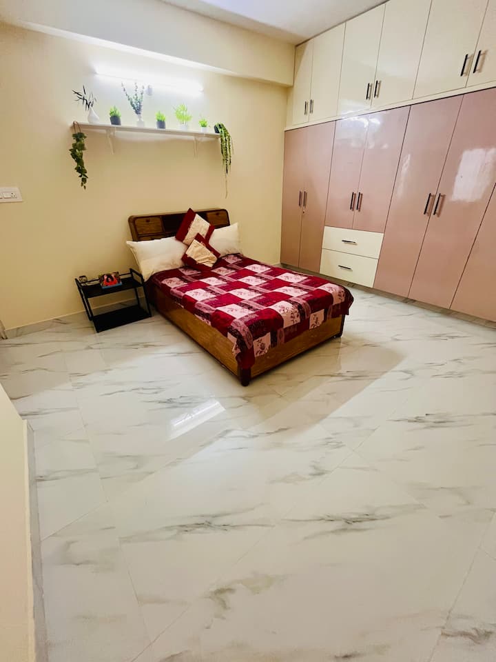 Ovo je druga spavaća soba s privatnom kupaonicom. Imajte na umu da je ova prostorija obično zaključana i da je dostupna ako ima više od 3 gosta 