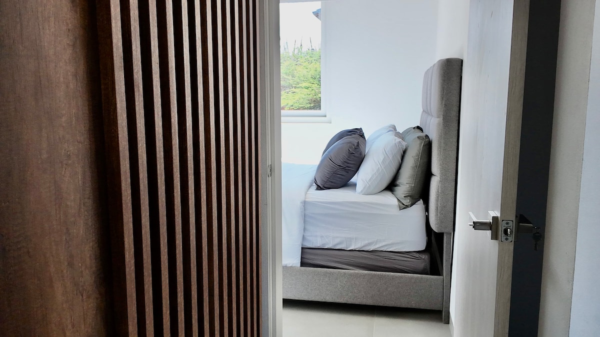 Camera con letto queen size che unisce qualità e comfort dopo una lunga giornata di avventure... 