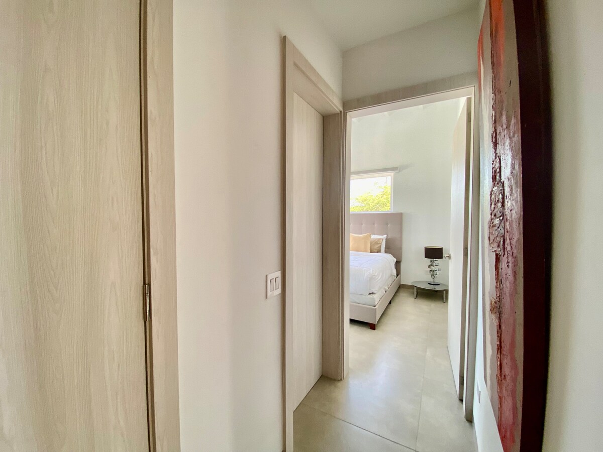 L'arte non ha prezzo...
Una tela colorata del nostro negozio locale Flora Market ti guida in una delle camere degli ospiti.