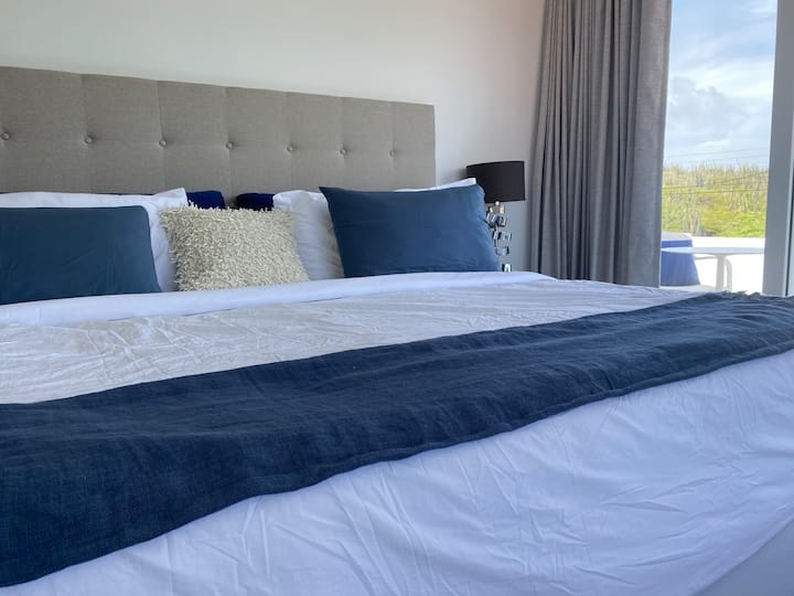 La calidad se encuentra con la naturaleza... Dormitorio principal con vista al mar