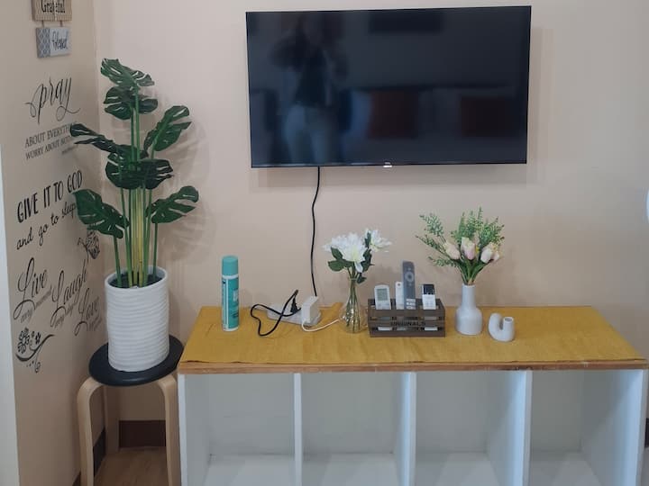 Mika & Madz's Studio Unit Across Us Embassy - マニラ