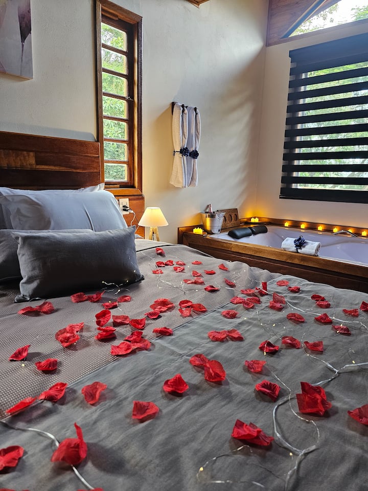 ¿Decoración romántica? ¡Tenemos! Después de hacer tu reservación, ponte en contacto a través del chat de que preparamos el chalet con gran cariño por ti y tu amor.
