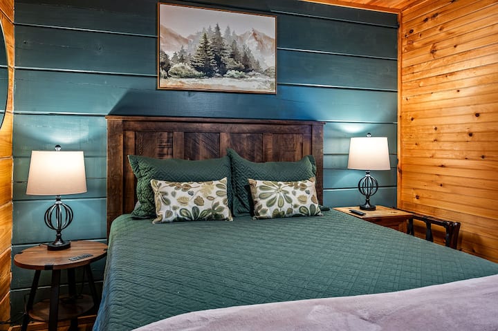 Ახლად შეღებილი აქცენტის კედელი.