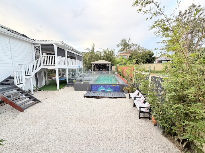 Large Coastal Retreat | Sleeps 18 The Entrance
